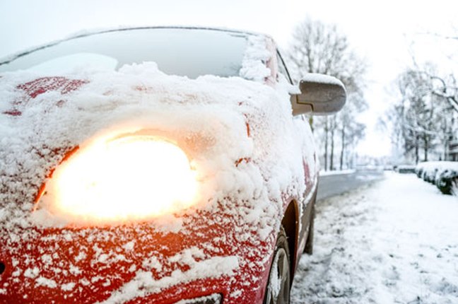 Autodach von Schnee befreien – ist das nötig?